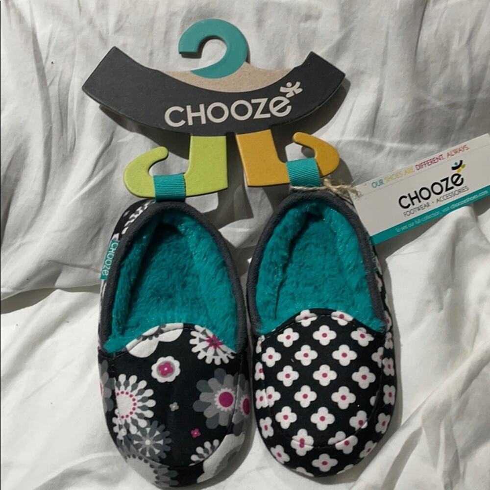 Chooze 9-10 mismatched matched slipper NWT